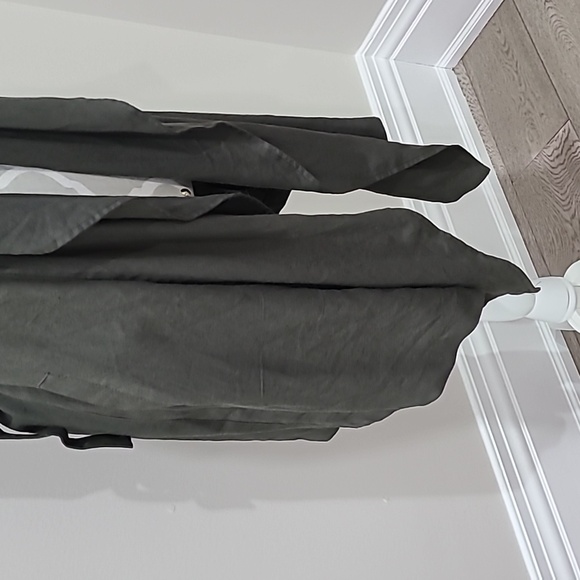 Suzy Shier Sleeveless Green Cardigan - Picture 3 of 9